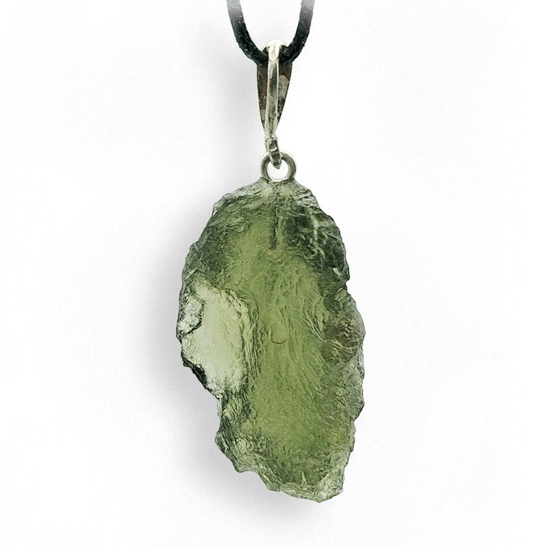 La Moldavite, par excellence une pierre du chakra du cœur, très adaptée à être portée en pendentif