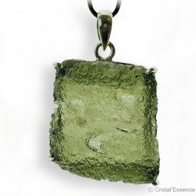 Moldavite, pierre de coeur, en pendentif