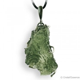 Moldavite de Nesmen Forest en pendentif argent, elle correspond au 4e chakra, le chakra du cœur