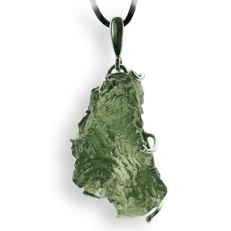 Moldavite de Nesmen Forest en pendentif argent, elle correspond au 4e chakra, le chakra du cœur