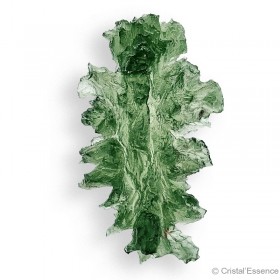 Magnifiquement découpée, la Moldavite de Besednice est très rare. La regarder en transparence. Pierre de coeur.