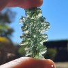 Magnifiquement découpée, la Moldavite de Besednice est très rare. La regarder en transparence.