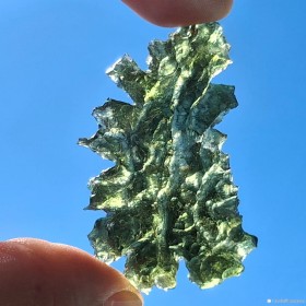 Pierre d'ouverture du cœur, magnifiquement découpée, la Moldavite de Besednice est très rare.