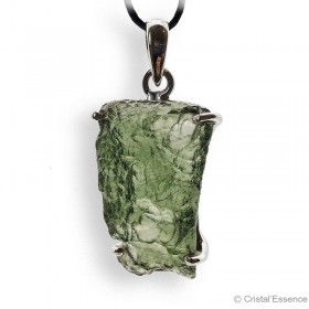 La Moldavite est par excellence la pierre d’ouverture du cœur, et de façon plus large, d’ouverture à la vie.