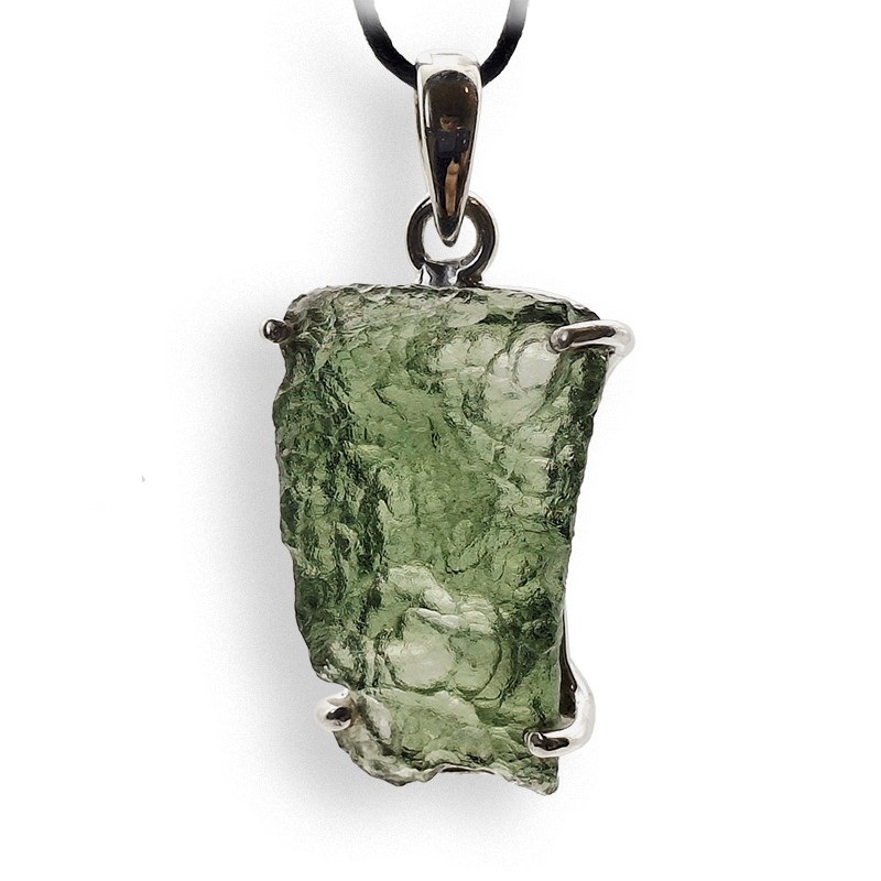 La Moldavite est par excellence la pierre d’ouverture du cœur, et de façon plus large, d’ouverture à la vie.