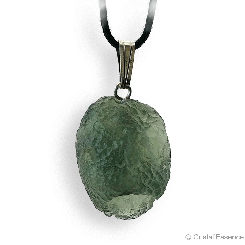 La Moldavite, par excellence une pierre du chakra du cœur, très adaptée à être portée en pendentif