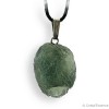 La Moldavite, par excellence une pierre du chakra du cœur, très adaptée à être portée en pendentif
