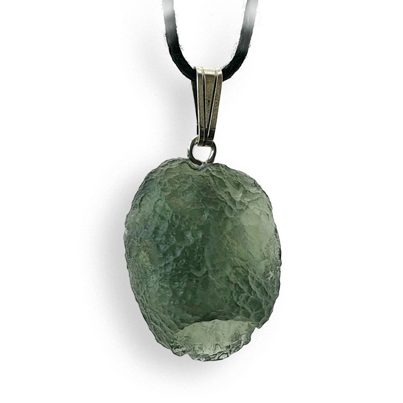 La Moldavite, par excellence une pierre du chakra du cœur, très adaptée à être portée en pendentif