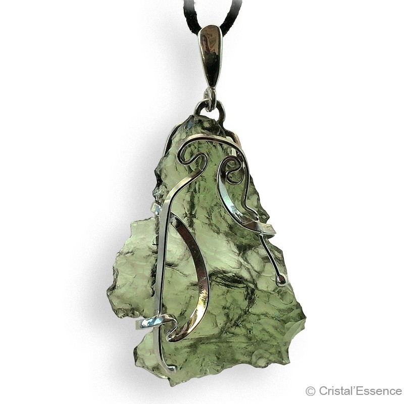 Les Moldavites de Nesmen Forest sont très rares, magnifiquement découpées et très fines. Pendentif argent.