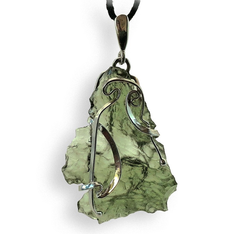 Les Moldavites de Nesmen Forest sont très rares, magnifiquement découpées et très fines. Pendentif argent.