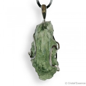 Moldavite de Nesmen Forest en pendentif argent, elle correspond au 4e chakra, le chakra du cœur