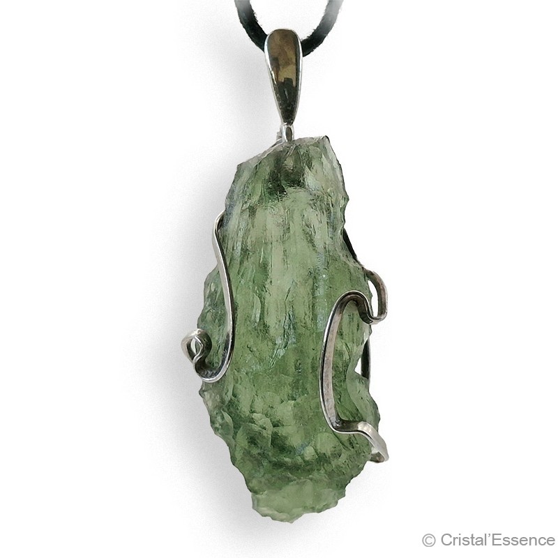 Moldavite de Nesmen Forest en pendentif argent, elle correspond au 4e chakra, le chakra du cœur