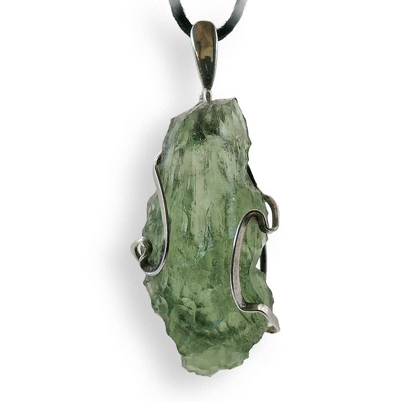 Moldavite de Nesmen Forest en pendentif argent, elle correspond au 4e chakra, le chakra du cœur