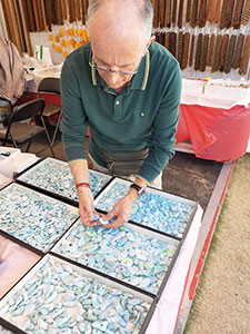Gérard achète des minéraux pour déterminer les objectifs de Cristal'Essence offrir des pierres et cristaux de qualité.
