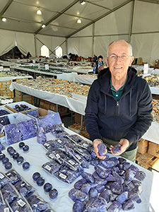 Gérard fait les achats de Cristal'essence afin de trouver des pierres et cristaux de qualité