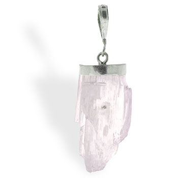 La pierre Kunzite se porte au niveau du 4 eme chakra, au niveau du coeur, surtout en pendentif