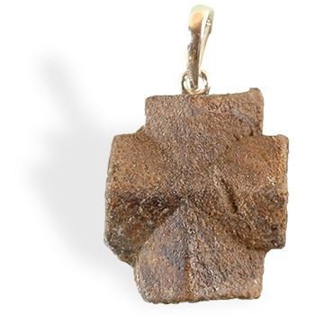 La pierre Staurolite est utilisée essentiellement comme pierre d'ancrage et de protection, en pendentif. 