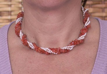 Porter un collier baroque de plusieurs façons