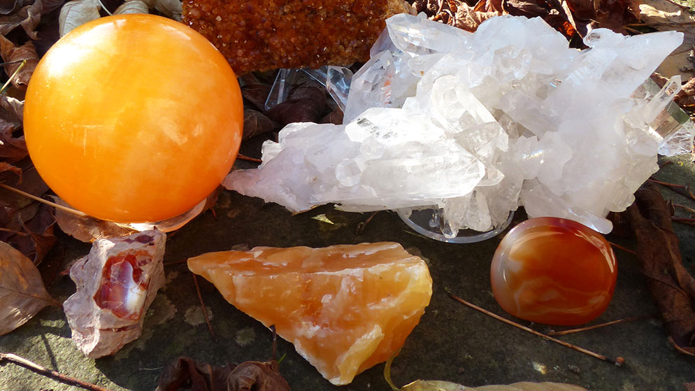 Une composition d'automne avec Calcite Orange et Cristal de Roche