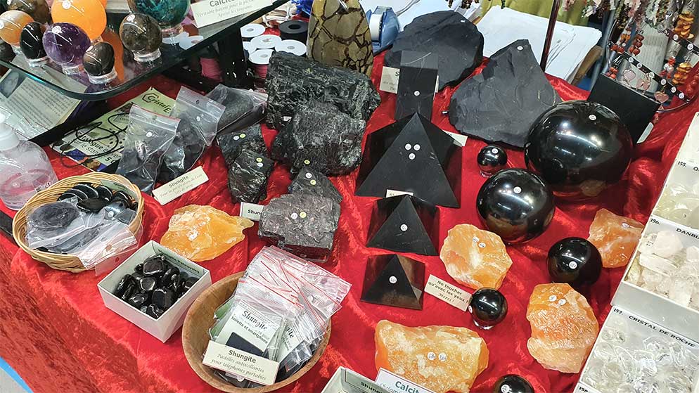 La Shungite sous toutes ses formes, sur un salon